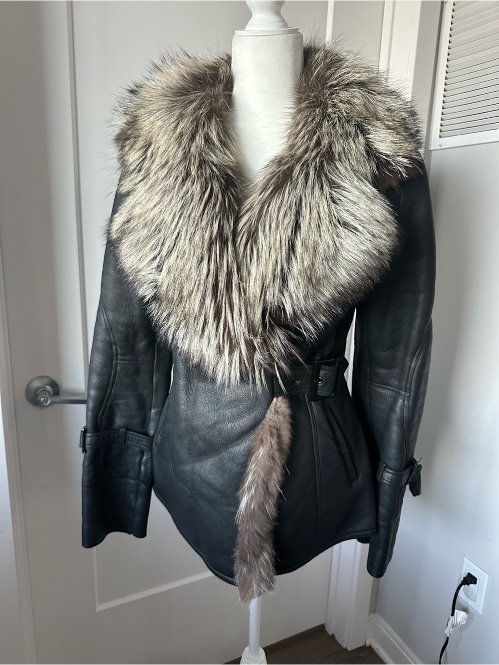 Silver fox trim sheep jacket rWomen's Black Leather Jacket real , M